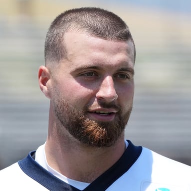 Headshot ni Jake Ferguson