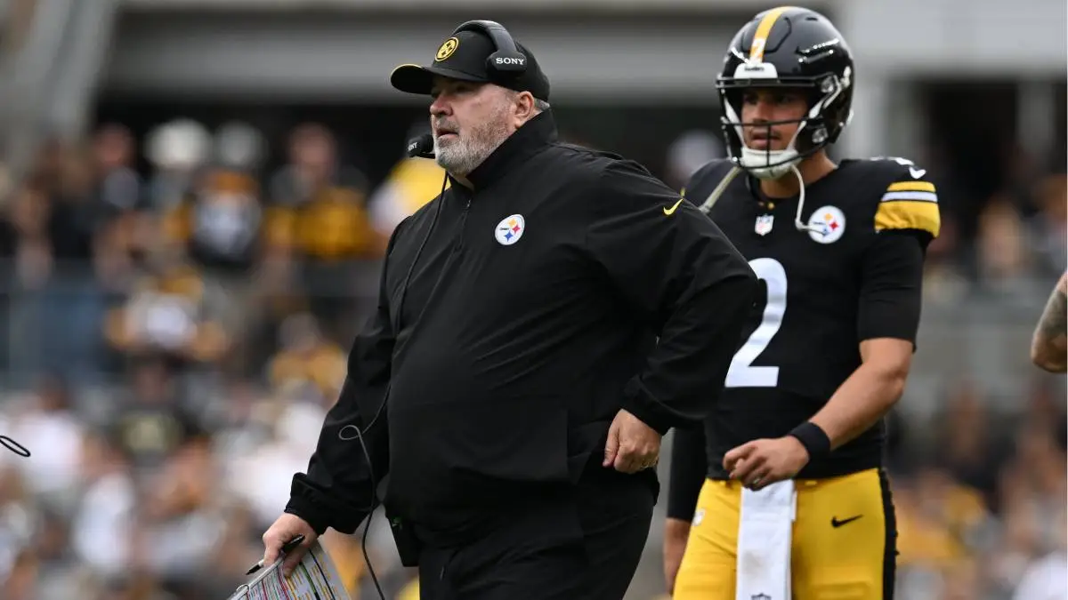 Pittsburgh Steelers head coach Mike McCarthy in front of quarterback Mason Rudolph (2) during the fourth quarter against the Cincinnati Bengals at Acrisure Stadium.