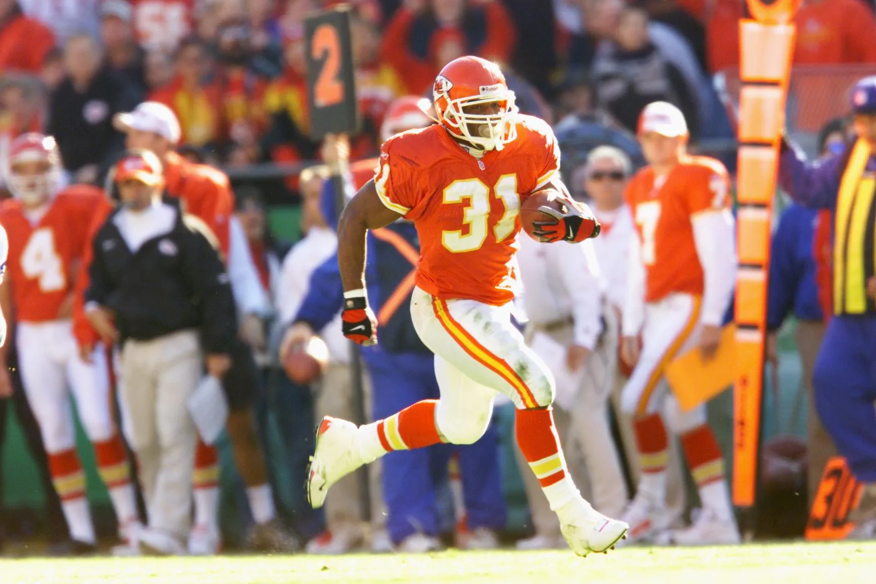 25 Nov 2001 : Priest Holmes #31 of the Kansas City Chiefs runs against the Seattle Seahawks in a game at Arrowhead Stadium in Kansas City, Missouri. The Chiefs won with a score of 19-7. DIGITAL IMAGE. Mandatory Credit: Brian Bahr/Allsport