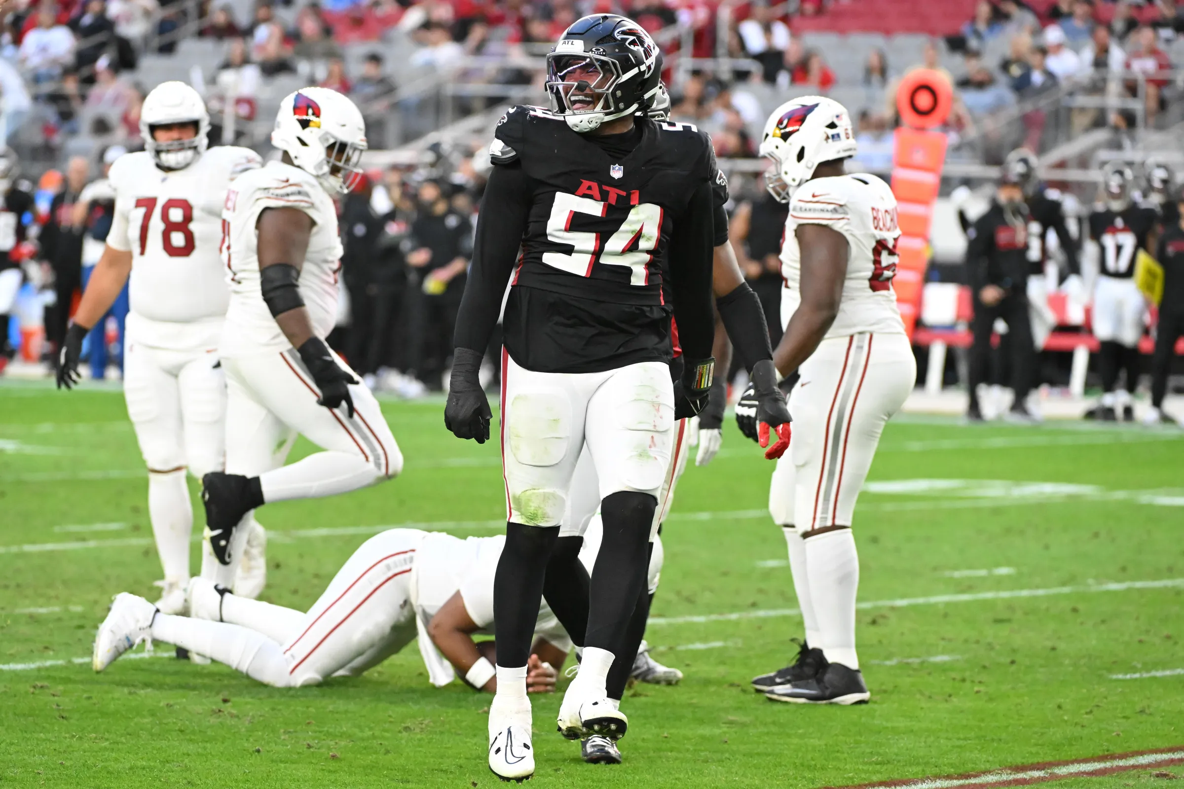 GLENDALE, ARIZONA - DISYEMBRE 21: Ipinagdiriwang ni Brandon Dorlus #54 ng Atlanta Falcons ang isang sako sa ikaapat na quarter laban sa Arizona Cardinals sa State Farm Stadium noong Disyembre 21, 2025 sa Glendale, Arizona. (Larawan ni Norm Hall/Getty Images)