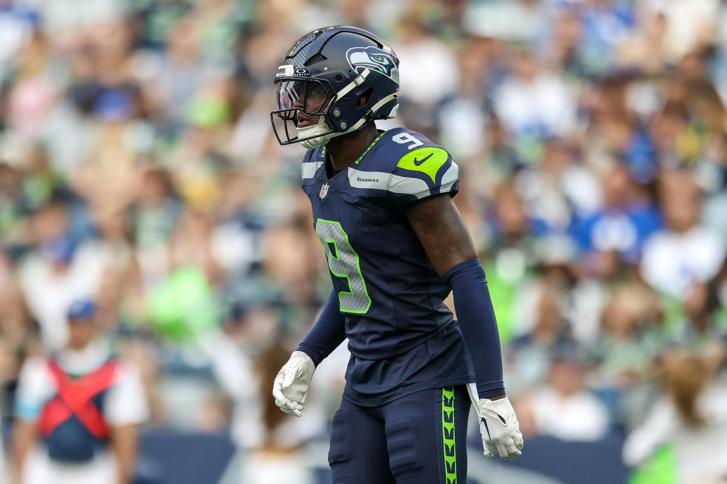 SEATTLE, WASHINGTON - AUGUST 15: Si Bud Clark #9 ng Seattle Seahawks ay tumitingin sa ikatlong quarter sa panahon ng NFL preseason game laban sa Dallas Cowboys sa Lumen Field noong Agosto 15, 2026 sa Seattle, Washington. (Larawan ni Jack Compton/Getty Images)