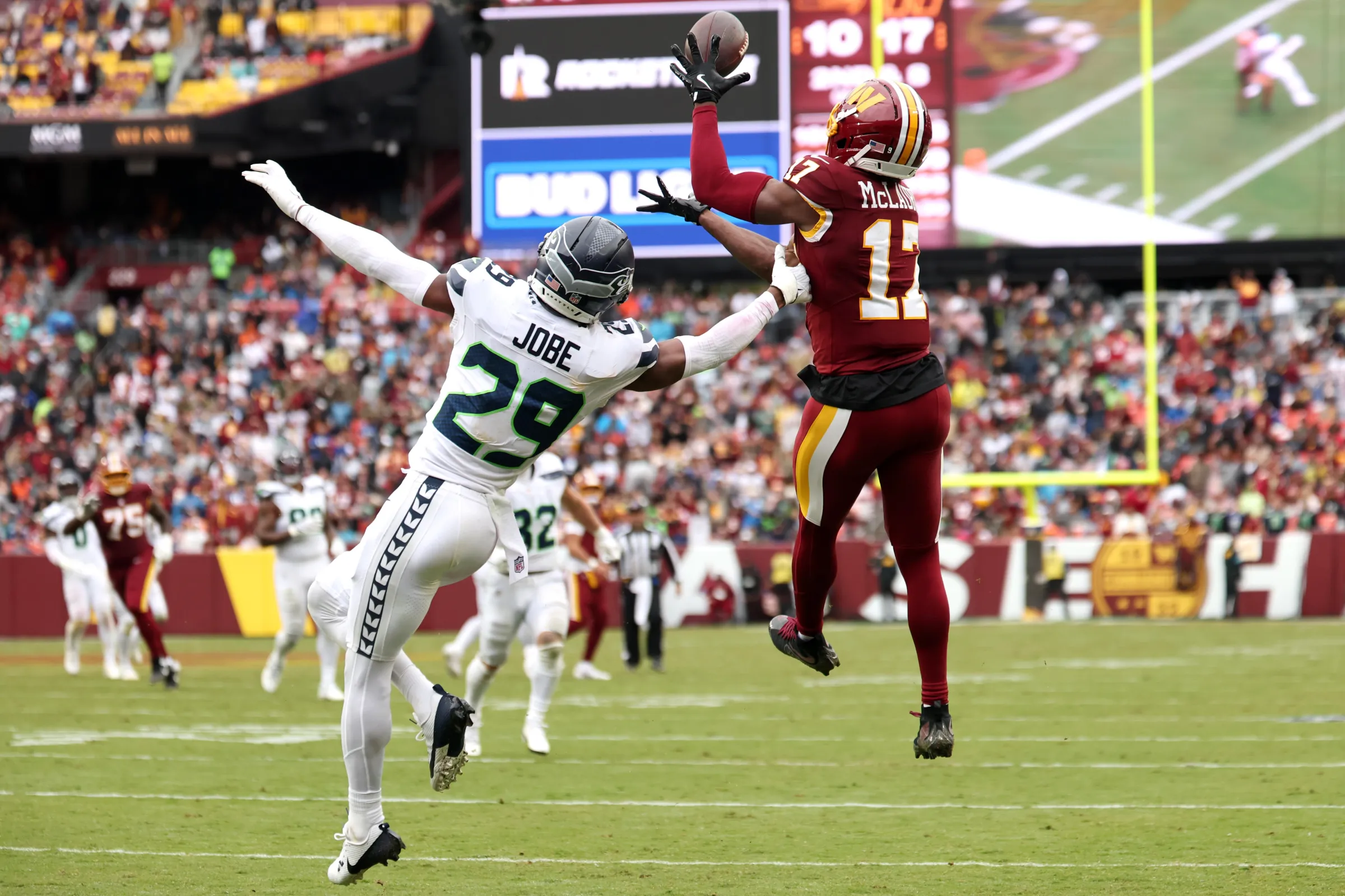 LANDOVER, MARYLAND - SEPTEMBER 27: Sinalo ni Terry McLaurin #17 ng Washington Commanders ang bola laban kay Josh Jobe #29 ng Seattle Seahawks sa ikatlong quarter sa Northwest Stadium noong Setyembre 27, 2026 sa Landover, Maryland. (Larawan ni Scott Taetsch/Getty Images)