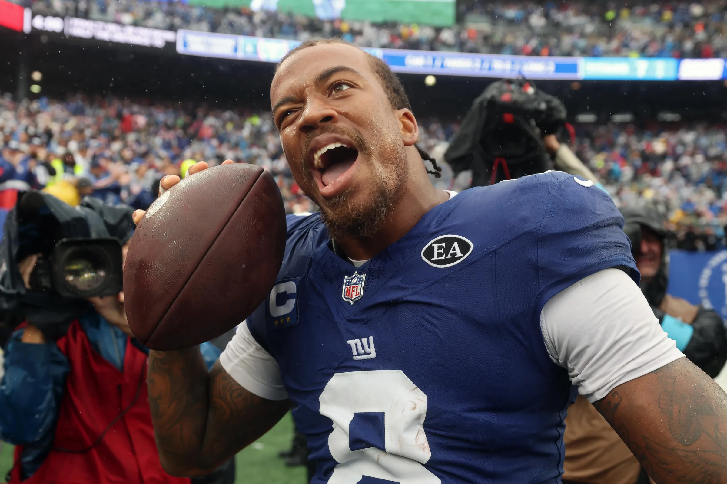 EAST RUTHERFORD, NEW JERSEY - SEPTEMBER 27: Ipinagdiriwang ni Jevon Holland #8 ng New York Giants ang isang pagharang laban sa Tennessee Titans sa ikaapat na quarter sa MetLife Stadium noong Setyembre 27, 2026 sa East Rutherford, New Jersey. (Larawan ni Al Bello/Getty Images)