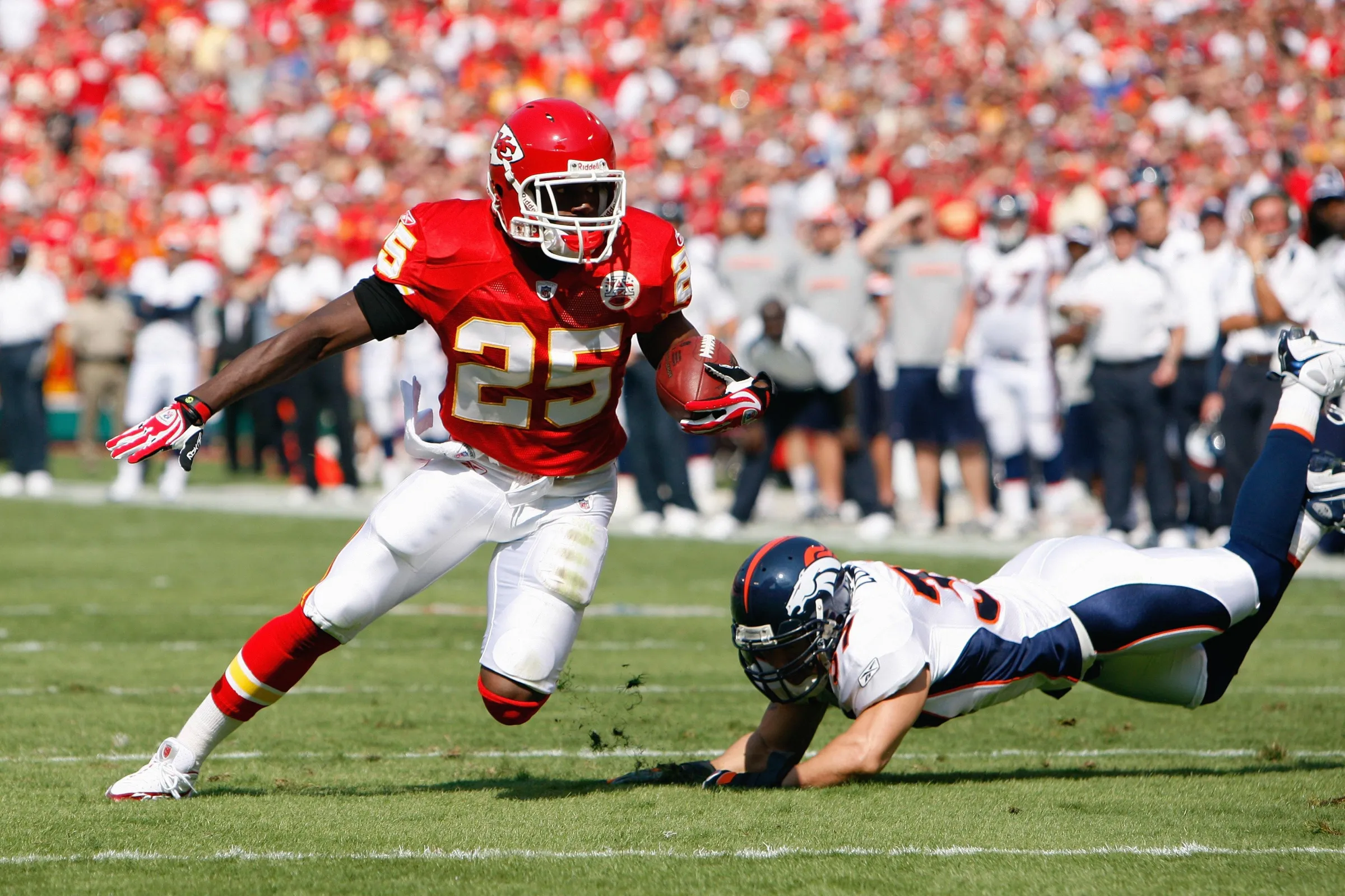 KANSAS CITY - SEPTEMBER 28: Jamaal Charles #25 of the Kansas City Chiefs carries the ball during the game against the Denver Broncos on September 28, 2008 at Arrowhead Stadium in Kansas City, Missouri. The Chiefs beat the Broncos 33-19. (Photo by: Jamie Squire/Getty Images)